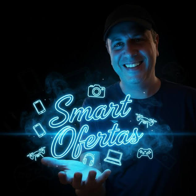 Homem sorrindo com a frase Smart Ofertas em néon